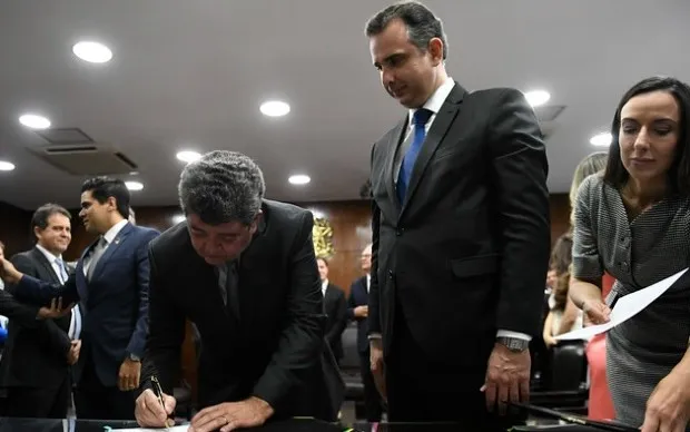 Imagem ilustrativa da imagem FERNANDO FARIAS ASSUME CADEIRA NO SENADO COM A LICENÇA DE RENAN FILHO