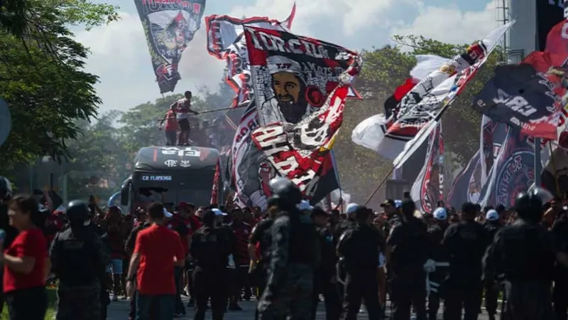 Torcedores do Flamengo puderam acompanhar a saída do ônibus da equipe, do CT até o aeroporto