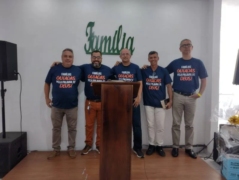 Pastor Júnior (2ª à esquerda), com os demais palestrantes: pastores André, Valdir, Arnon e o presbítero Josinaldo