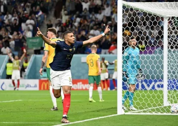Mbappé comemora o seu gol na vitória da França sobre a Austrália, por 4 a 1, nessa terça-feira (22)