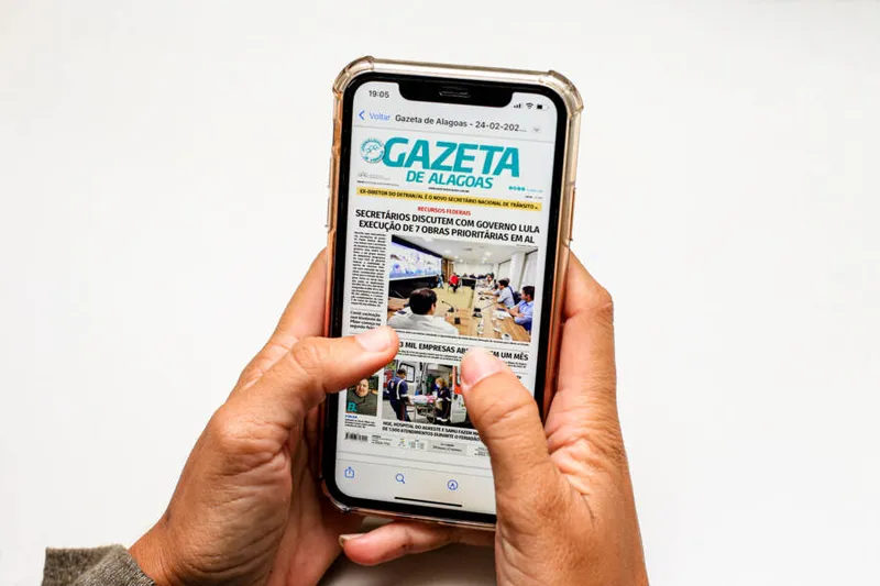 Maceió, 23 de fevereiro de 2023
Aplicativo do jornal Gazeta de Alagoas digital, usado pela mãos da jornalista Mariane Rodrigues, em Maceió, Alagoas - Brasil.
Foto:@Ailton Cruz