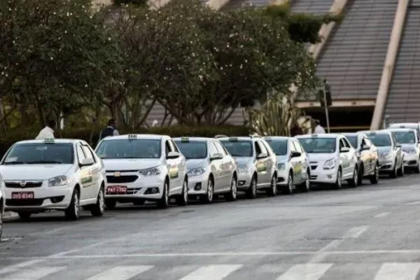 Imagem ilustrativa da imagem GOVERNO ANTECIPARÁ 5ª E 6ª PARCELAS DO AUXÍLIO TAXISTA E CAMINHONEIRO