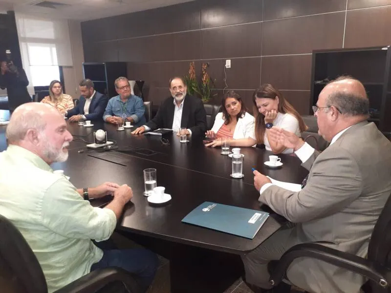 Imagem ilustrativa da imagem GOVERNO DE AL E TJ DISCUTEM IMPLANTAÇÃO DE USINA SOLAR