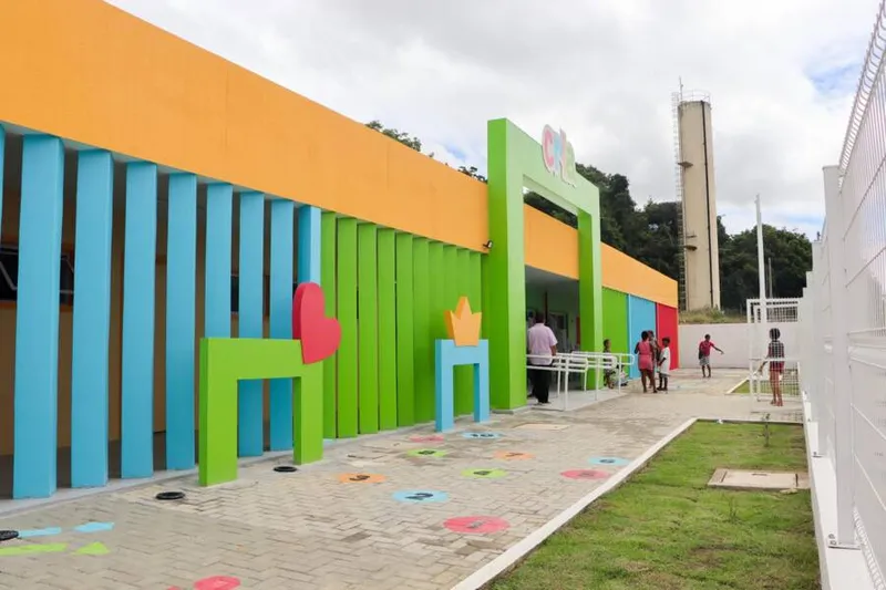 Imagem ilustrativa da imagem Governador inaugura escola e entrega duas creches no Sertão hoje