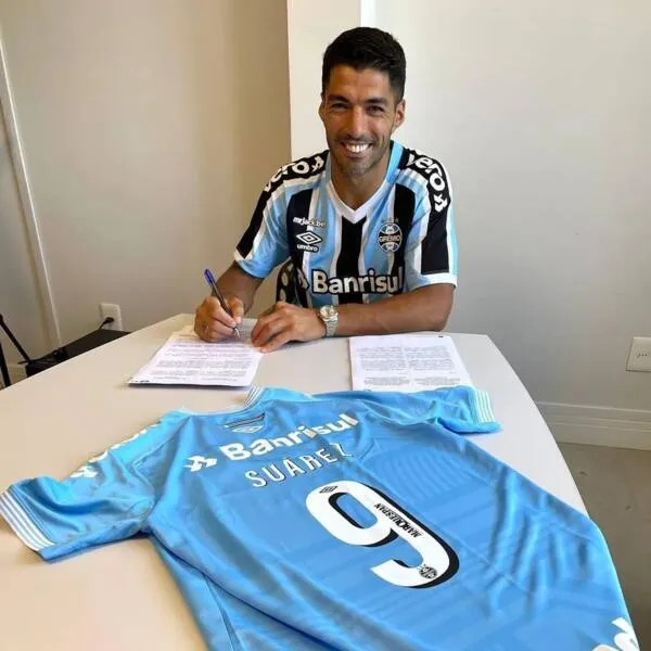 Luis Suárez já assinou com o clube gaúcho e agora aguarda sua apresentação diante dos torcedores