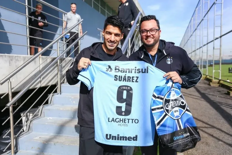 Em 2019, durante a disputa da Copa América, Luis Suárez chegou a posar com a camisa do Tricolor Gaúcho