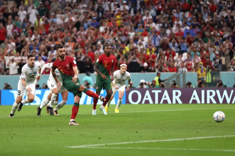 De pênalti, Bruno Fernandes marcou o segundo gol de Portugal e garantiu a vitória por 2 a 0 sobre o Uruguai