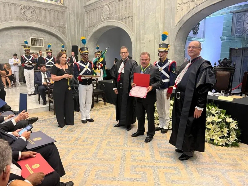 Imagem ilustrativa da imagem HUMBERTO MARTINS RECEBE MEDALHA DO MÉRITO DA JUSTIÇA ELEITORAL DO RJ