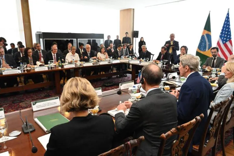 Imagem ilustrativa da imagem JOHN KERRY DISCUTE MUDANÇA CLIMÁTICAS COM GOVERNO BRASILEIRO