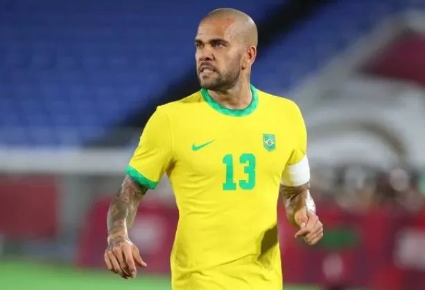 Daniel Alves está há um mês preso na Espanha, acusado de estuprar uma jovem
