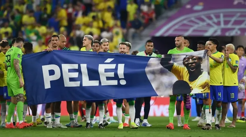 Jogadores da Seleção Brasileira estenderam uma bela faixa em homenagem a Pelé, que luta contra um câncer