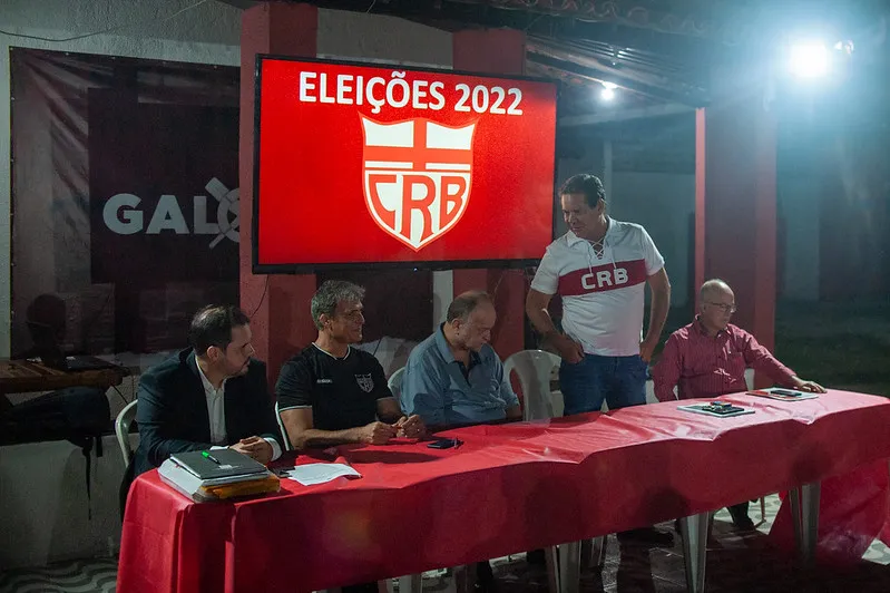 Kennedy Calheiros (em pé) foi reeleito como presidente do Conselho Deliberativo do CRB, nessa terça-feira (18)