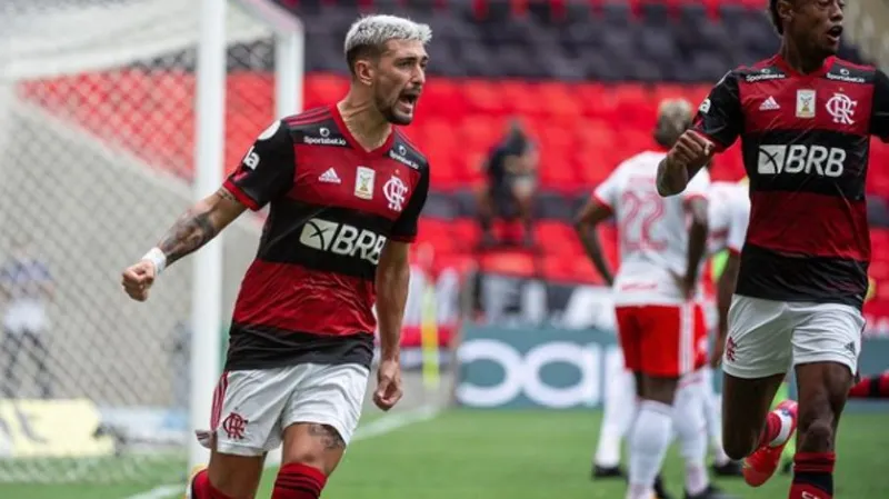 Uma das camisas do Rubro-Negro que irão para o sorteio é autografada pelo meio-campista Arrascaeta