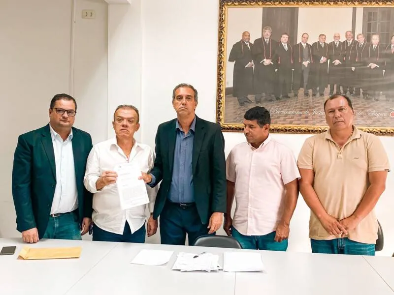 Integrantes da CPI do Lixo entregaram ao promotor relatório preliminar das investigações