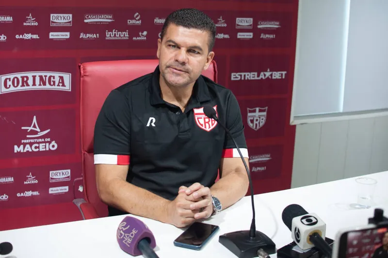 Com passagens por Bugre, Coxa e Chape, Louzer soma ótimos trabalhos na disputa da Série B do Brasileirão