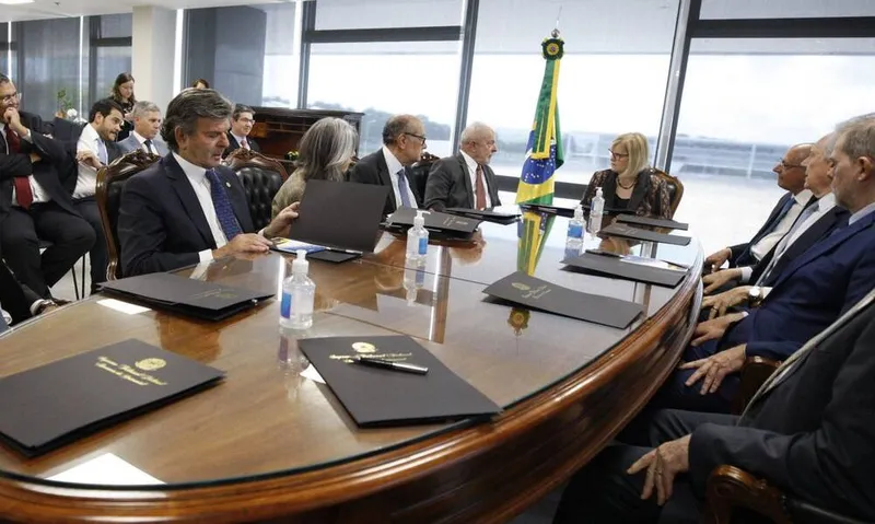 Imagem ilustrativa da imagem LULA FALA EM RECUPERAR HARMONIA APÓS SE ENCONTRAR COM CHEFES DOS PODER