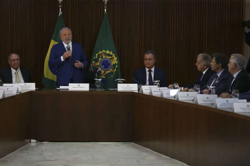 O presidente Luiz Inácio Lula da Silva coordena a primeira reunião ministerial de seu governo, no Palácio do Planalto