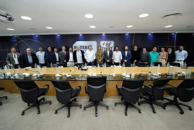 Dirigentes dos clubes que fazem parte da Liga do Futebol Brasileiro (Libra) durante reunião nessa quinta (16)