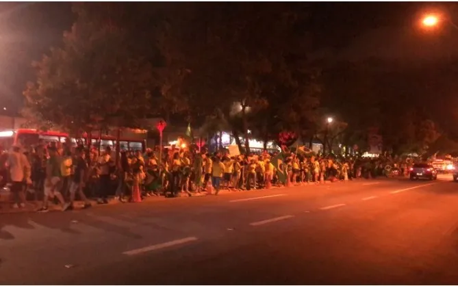 Imagem ilustrativa da imagem MANIFESTANTES LIBERAM PISTAS DA F. LIMA
MARIANE RODRIGUES
REPÓRTER
Os manifestantes que ocupam há três dias a Avenida Fernandes Lima, em frente ao Quartel do Exército, em Maceió, liberaram pacificamente as faixas de tráfego de veículos na noite de ontem nos dois sentidos. No entanto, eles permanecem no canteiro.
O trio elétrico que estava sendo usada pelos manifestantes foi retirado da pista, assim como a tenda utilizada por eles.
As faixas começaram a ser liberadas às 19h de hoje. O Comando da