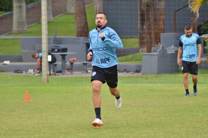 Zagueiro de 31 anos fez temporada exemplar com a camisa do Londrina, onde brigou pelo acesso até o fim da Série B