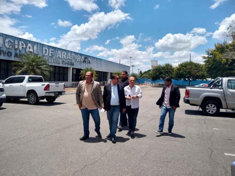 Comissão de vereadores da CPI do Lixo sai da Prefeitura de Arapiraca direto para o Ministério Público do município