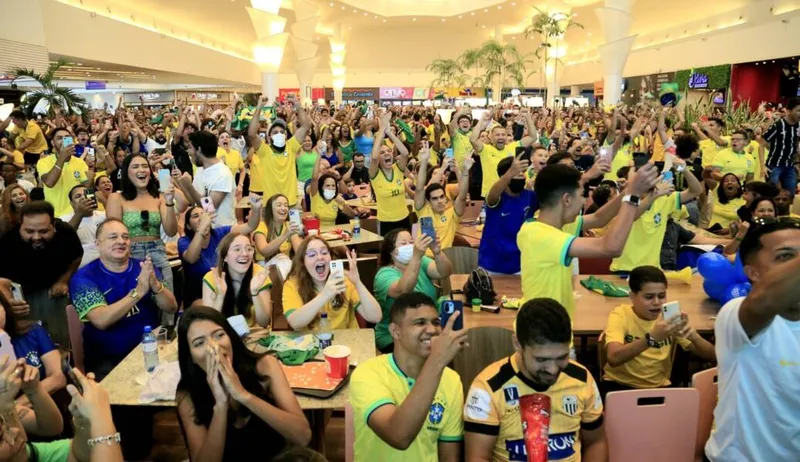 Torcedores lotaram a praça de alimentação para assistir a mais uma vitória brasileira