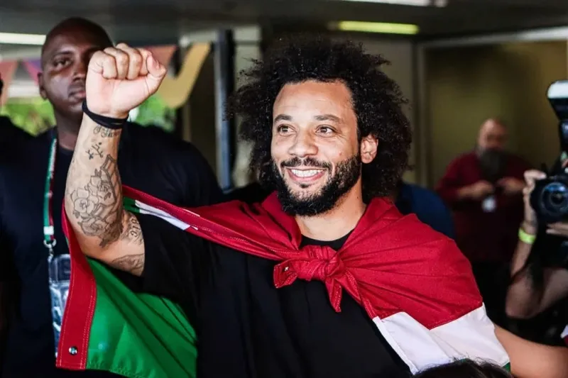 Lateral esquerdo Marcelo chegou ao Brasil para se apresentar ao Fluminense 17 anos após a sua saída