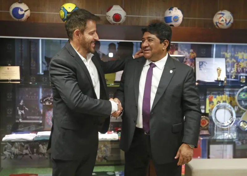Técnico interino da Seleção Brasileira, Ramon Menezes cumprimenta o presidente da CBF, Ednaldo Rodrigues