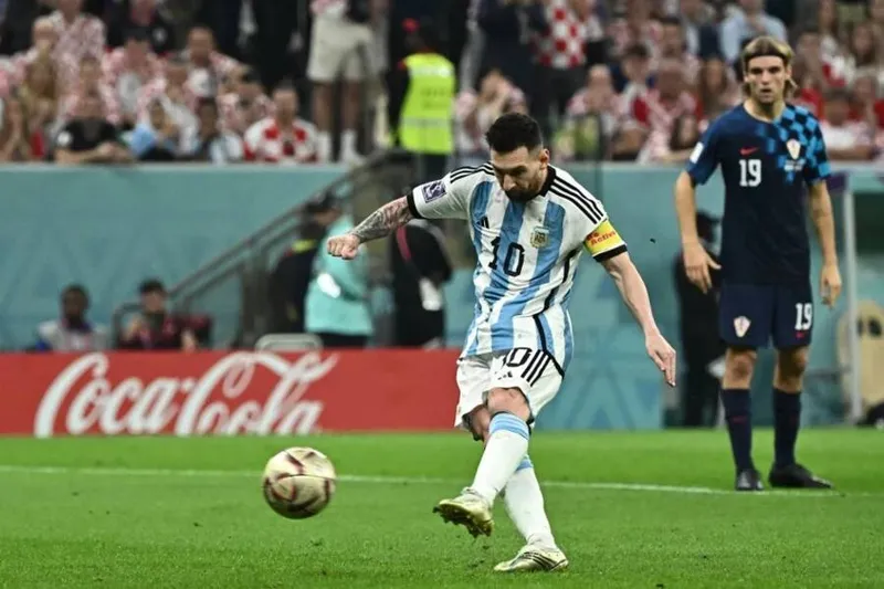 Craque da Argentina, Lionel Messi preocupou após aparentar um incômodo na coxa, após duelo com a Croácia