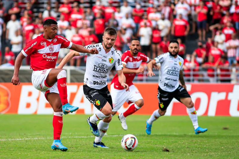 Galo e Quadricolor fazem um confronto sem grandes pretensões, no Estádio Augusto Bauer, no interior catarinense