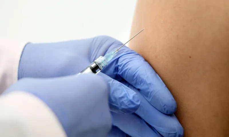O imunizante tem quatro diferentes sorotipos do vírus causador da doença, conferindo assim uma ampla proteção