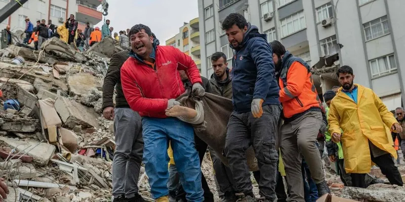 Desde o início dos trabalhos de resgate, o número de mortos ultrapassou a marca de 7.800