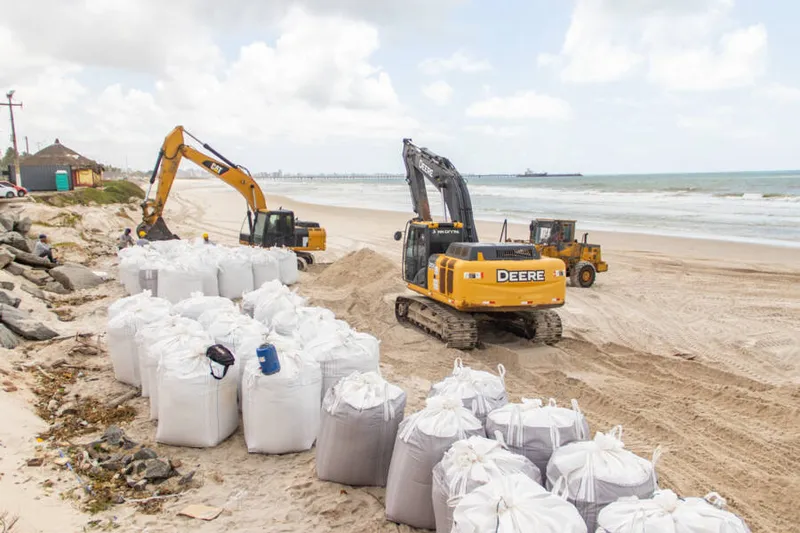 Prefeitura de Maceió implanta sacos com areia da praia do Pontal da Barra para conter o avanço do mar na região