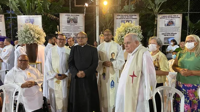 Padre Tito Régis Rodrigues da Silva (c) presidiu a celebração do jubileu de prata do seu sacerdócio