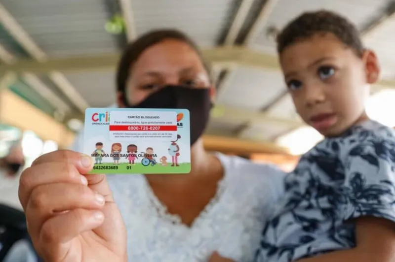 O Cartão Cria é um auxílio mensal de R$ 150 para famílias que vivem na pobreza ou extrema pobreza