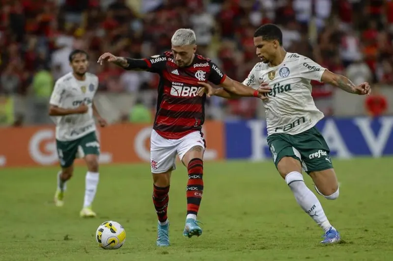 Flamengo e Palmeiras medem forças, neste sábado (28), pela Supercopa do Brasil, no Mané Garrincha, em Brasília