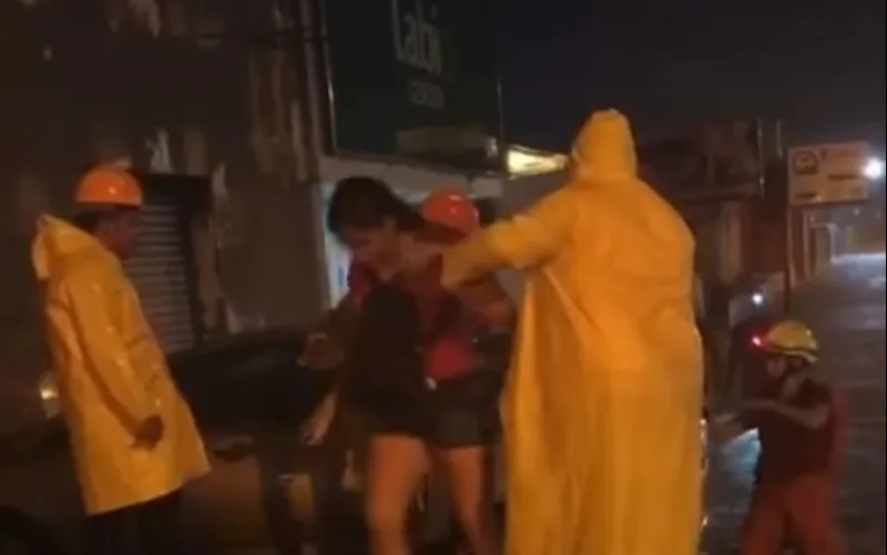 Imagem ilustrativa da imagem PASSAGEIROS SÃO RESGATADOS APÓS FICAREM ILHADOS EM ÔNIBUS
REPRODUÇÃO
Corpo de Bombeiros foi acionado para retirar os passageiros do ônibus
GREYCE BERNARDINO
REPÓRTER
Cerca de 25 passageiros precisaram ser resgatados por militares do Corpo de Bombeiros (CB) após ficarem ilhados em um ônibus na Rua Miguel Palmeira, no bairro do Farol, em Maceió.
O fato ocorreu na noite desse domingo (6), devido às fortes chuvas que atingem a cidade desde a última sexta (4). O ônibus ficou com as rodas submersas em