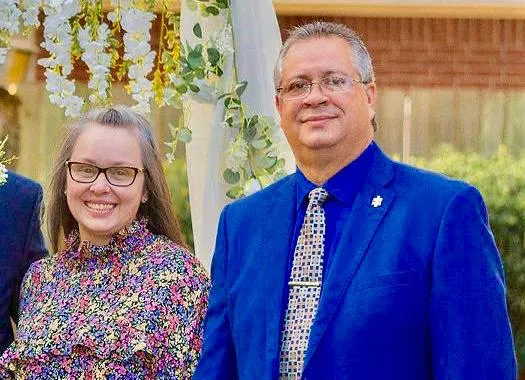 Pastor Lon com a esposa, missionária Roberta Almeida; a comunidade Icuts reúne-se no Buffet Le Jardin, no Farol