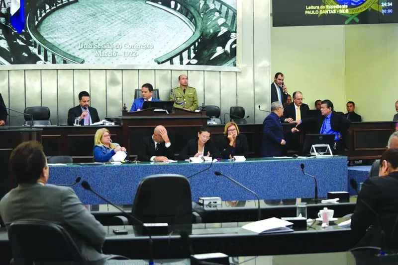 Imagem ilustrativa da imagem PAULO PEDE AUTORIZAÇÃO À ALE PARA ALTERAR ESTRUTURA ADMINISTRATIVA