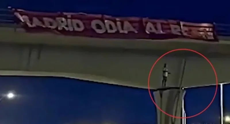 Em imagem forte, boneco utilizando a camisa do brasileiro Vinícius Júnior é enforcado em uma ponte em Madrid