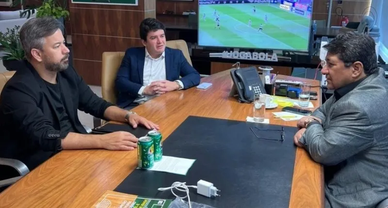 O mandatário alvinegro, Rogério Siqueira, esteve ao lado de Felipe Feijó no encontro com Ednaldo Rodrigues