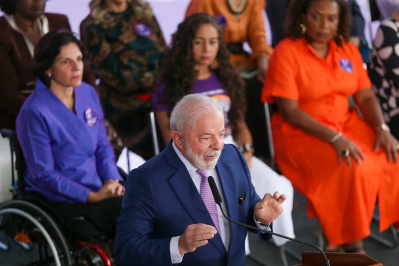 O presidente Luiz Inácio Lula da Silva,  acompanhado da peimeira-dama Janja Lula da Silva, da ministra das Mulheres, Cida Gonçalves e de outras ministras, anuncia ações no Dia Internacional das Mulheres
