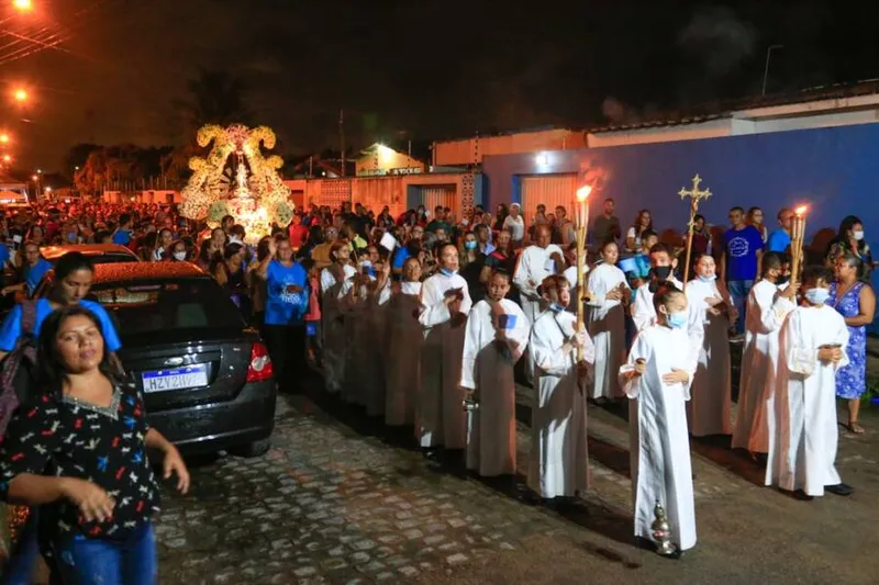 Centenas de fiéis prestam homenagens a Nossa Senhora Aparecida na capital alagoana