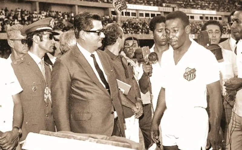 Dois momentos de Pelé em Alagoas: na inauguração do Estádio Rei Pelé, em 1970, e em junho de 2010, quando emoldurou seus pés para ficarem eternizados no Hall da Fama, ao lado do ex-jogador Douglas, o primeiro a fazer um gol no Trapichão