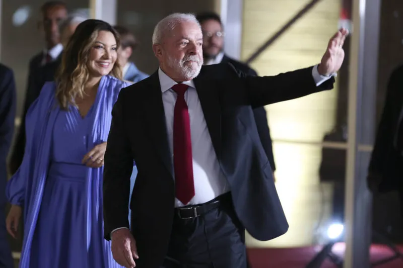 A Primeira-dama Rosângela Lula da Silva e o presidente da República do Brasil, Luiz Inácio Lula da Silva, chegam ao Palácio do Itamaraty