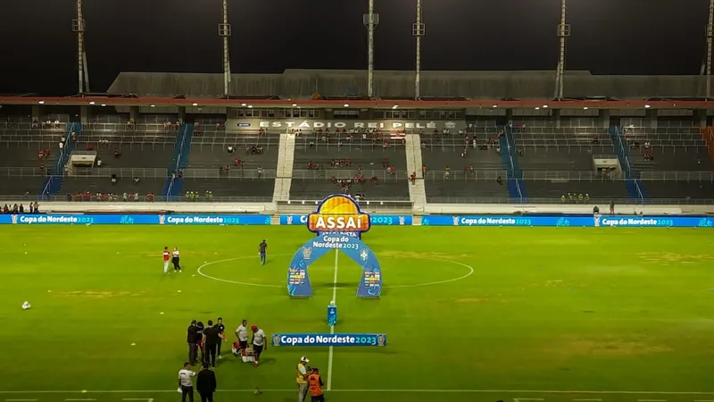 Manchas amareladas aparecerem no gramado do Estádio Rei Pelé durante o clássico CSA x CRB, pela Copa NE