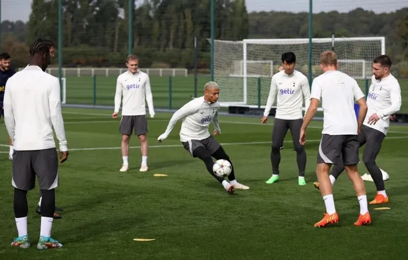 Richarlison, ao centro, voltou aos treinamentos no Tottenham e deve chegar 100% para a Copa do Mundo