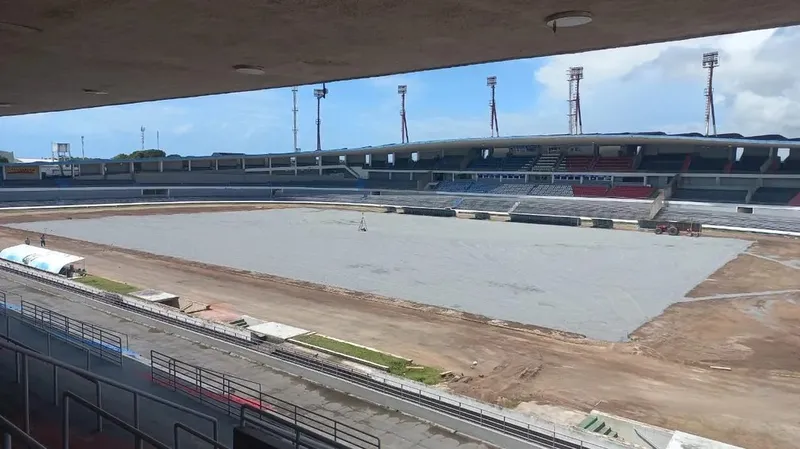 Após contratação de empresa especializada, gramado do Trapichão está sendo trocado para a próxima temporada