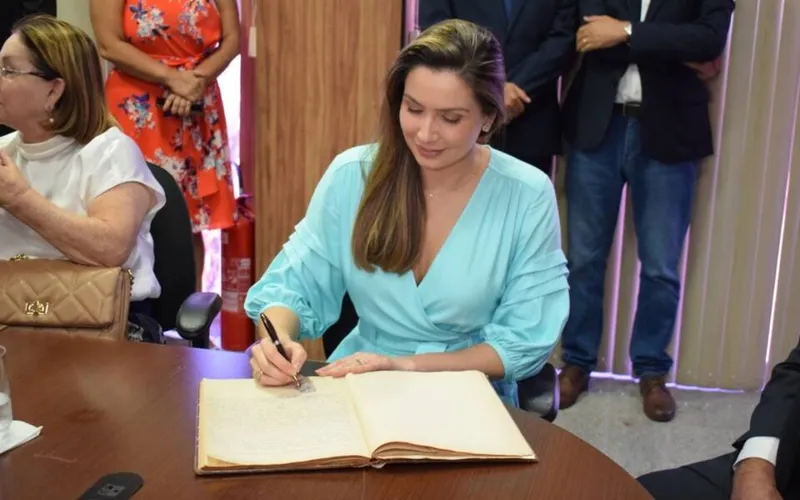 Imagem ilustrativa da imagem Renata Calheiros toma posse como conselheira do TCE-AL