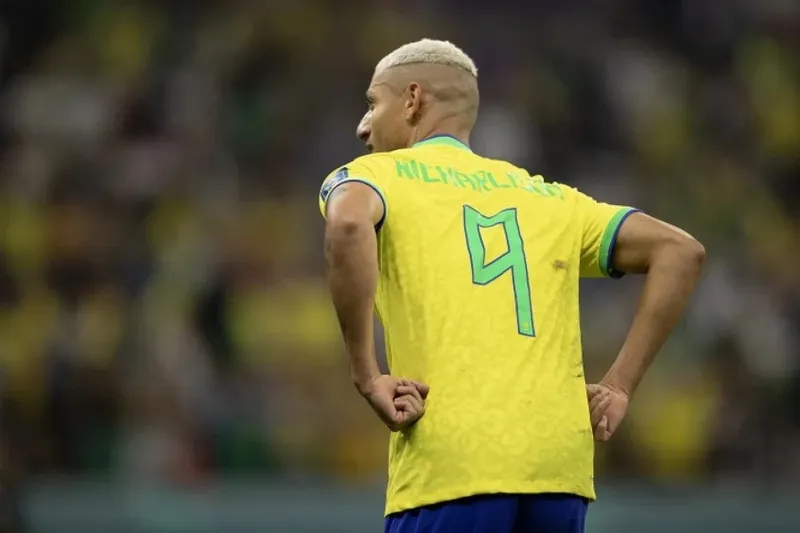 A camisa 9 da Seleção Brasileira é dele! Richarlison marcou duas vezes na vitória sobre a Sérvia, na quinta (24)